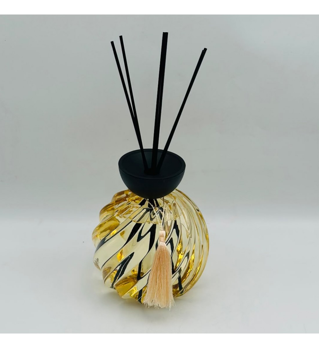 معطر منزلي فاخر بالأعواد – تصميم كروي زجاجي. 1000 مل معطر منزلي فاخر بالأعواد – تصميم كروي زجاجي. 1000 مل