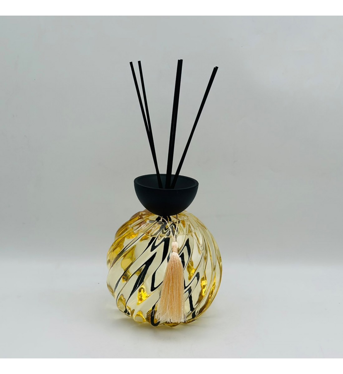 معطر منزلي فاخر بالأعواد – تصميم كروي زجاجي. 1000 مل معطر منزلي فاخر بالأعواد – تصميم كروي زجاجي. 1000 مل