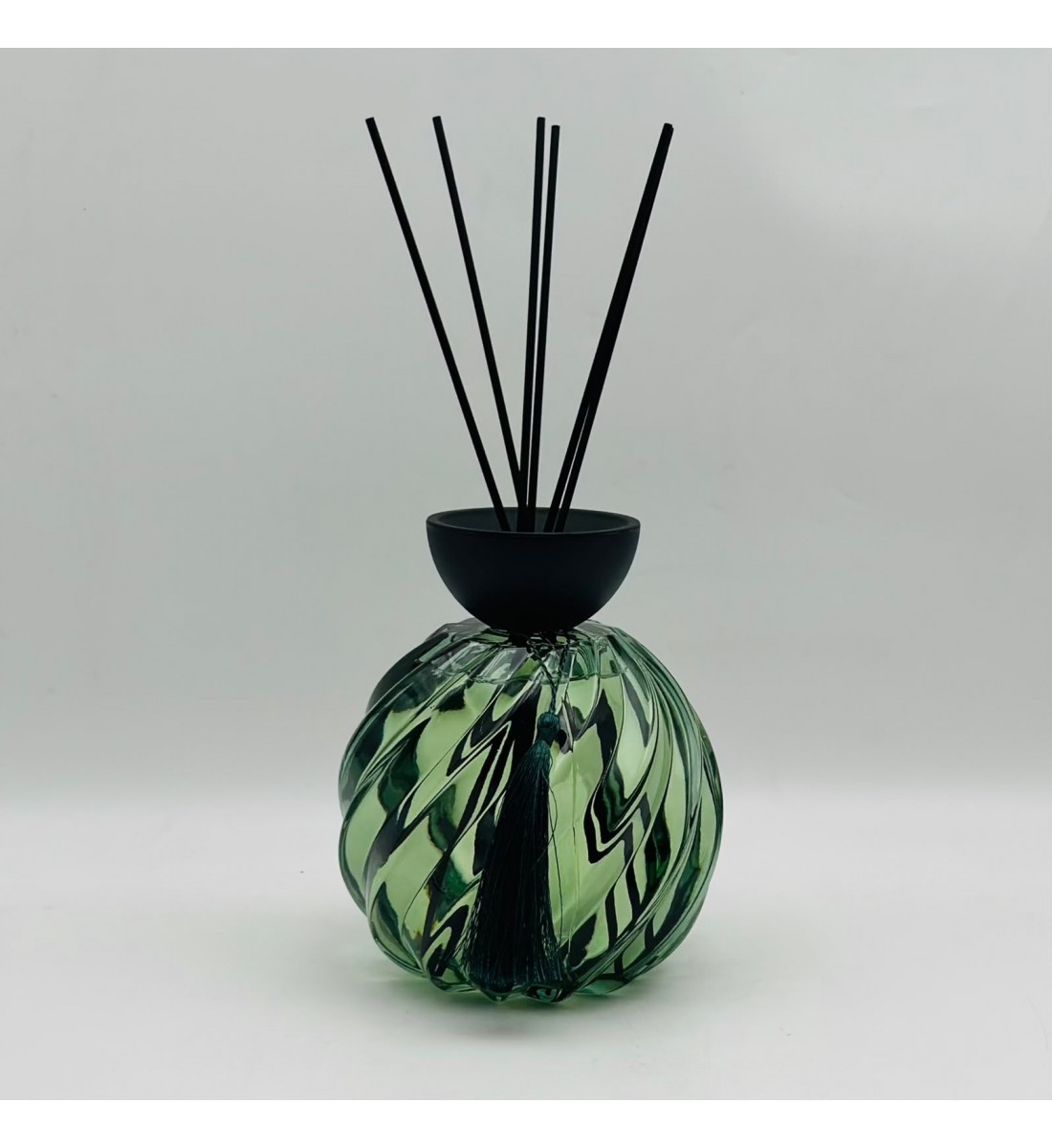 معطر منزلي فاخر بالأعواد – تصميم كروي زجاجي. 1000 مل معطر منزلي فاخر بالأعواد – تصميم كروي زجاجي. 1000 مل