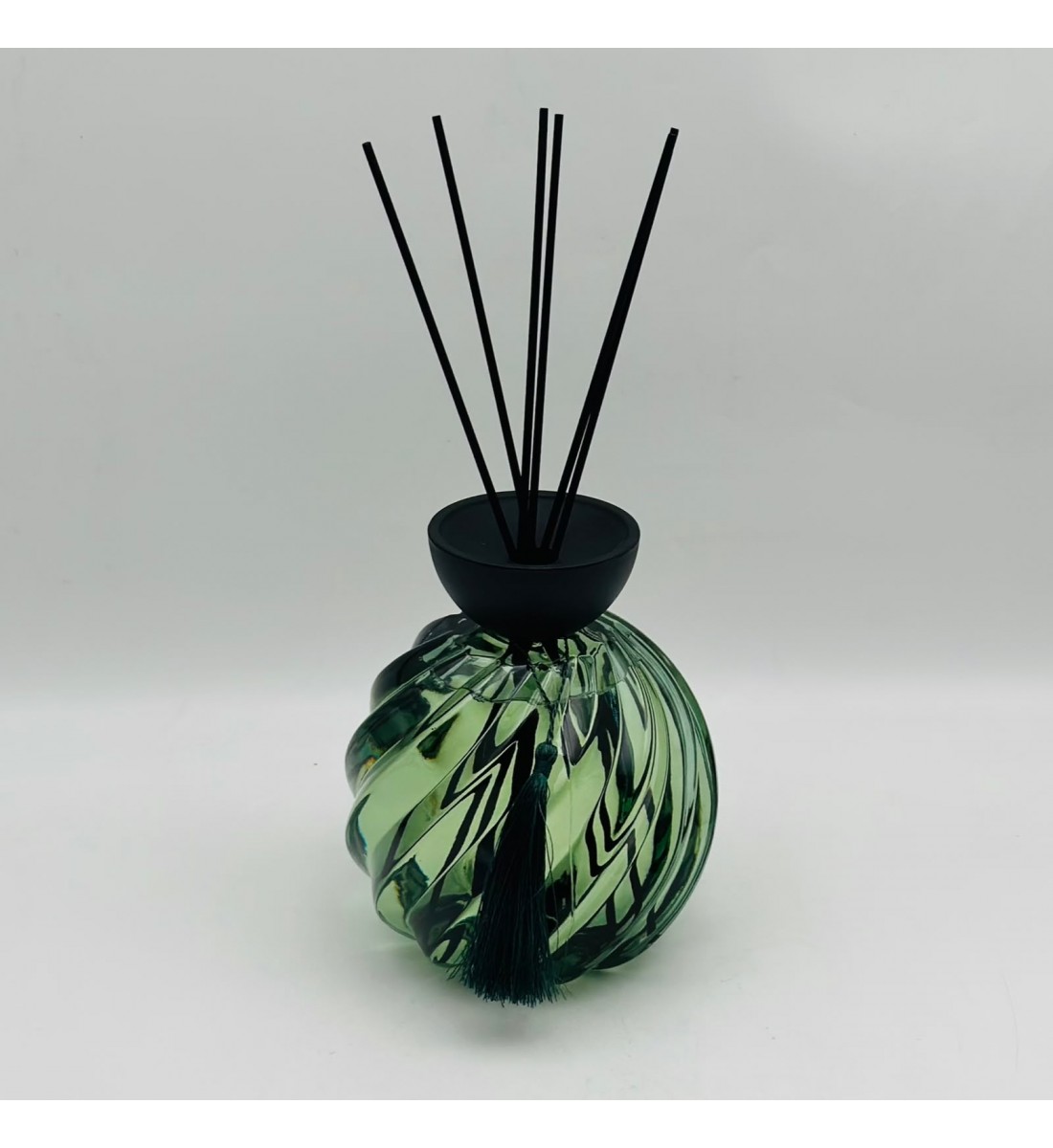 معطر منزلي فاخر بالأعواد – تصميم كروي زجاجي. 1000 مل معطر منزلي فاخر بالأعواد – تصميم كروي زجاجي. 1000 مل