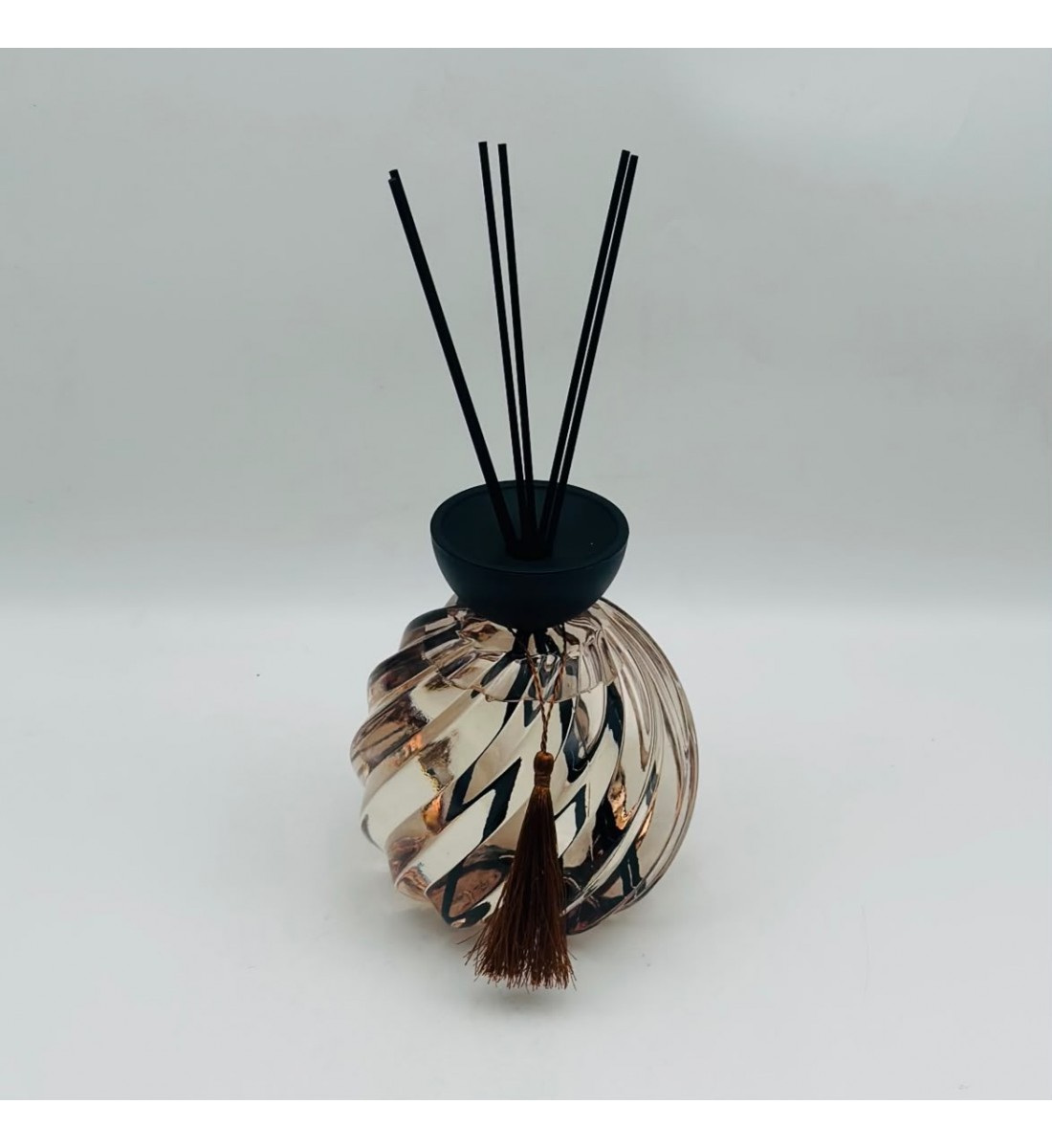 معطر منزلي فاخر بالأعواد – تصميم كروي زجاجي. 1000 مل معطر منزلي فاخر بالأعواد – تصميم كروي زجاجي. 1000 مل