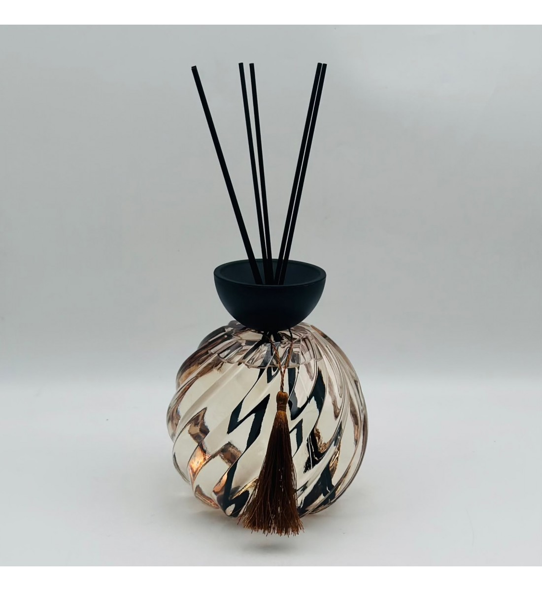 معطر منزلي فاخر بالأعواد – تصميم كروي زجاجي. 1000 مل معطر منزلي فاخر بالأعواد – تصميم كروي زجاجي. 1000 مل