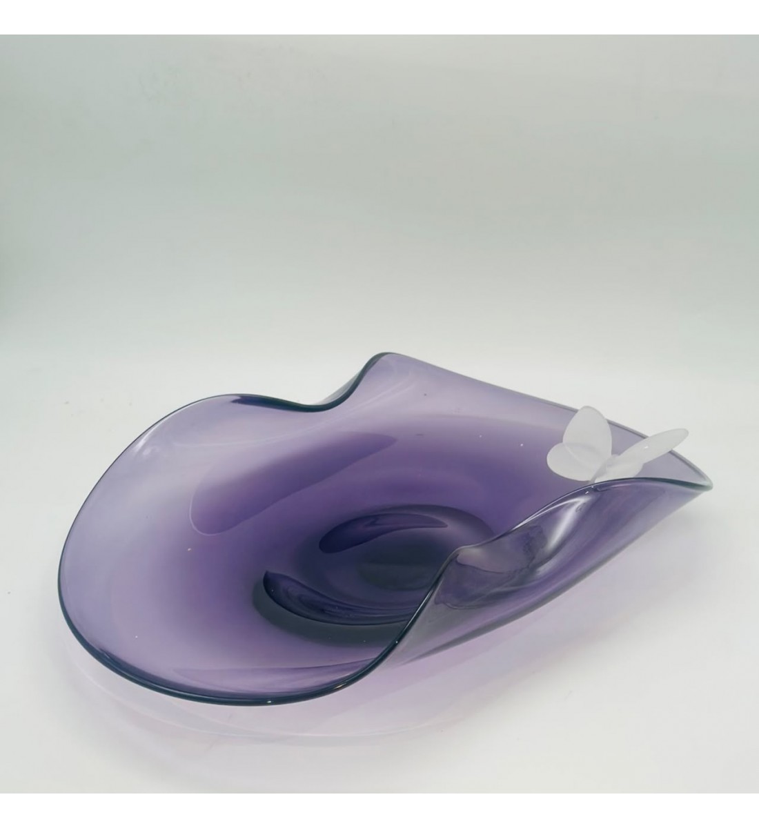 صحن ديكور زجاجي بنفسجي بتصميم متموج وفراشة بيضاء. 48×28×10سم صحن ديكور زجاجي بنفسجي بتصميم متموج وفراشة بيضاء. 48×28×10سم