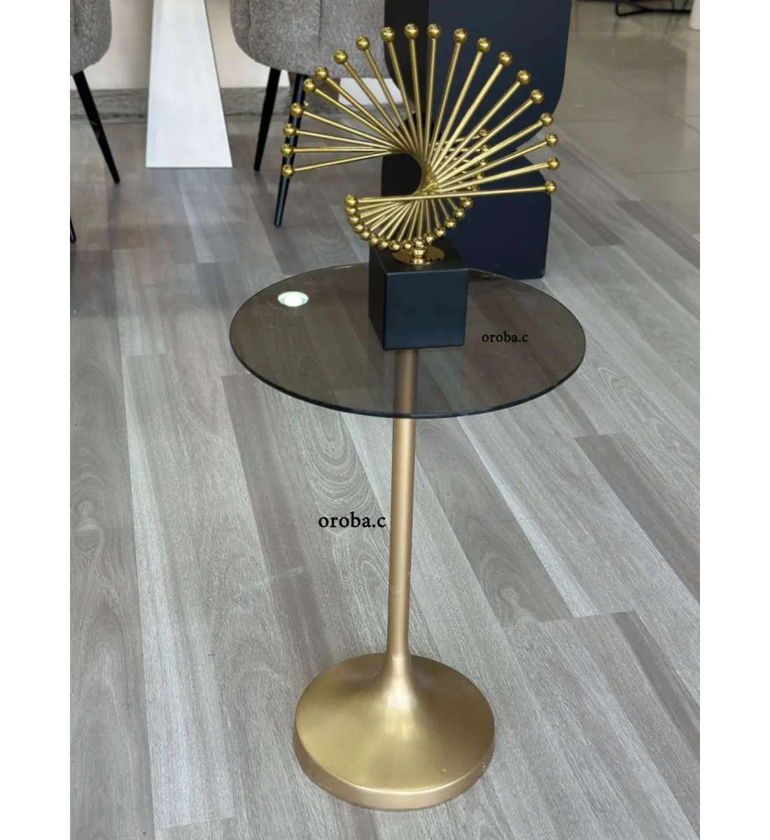 طاولة خدمة زجاج عمود حديد ذهبي 35*35*55 سم 
