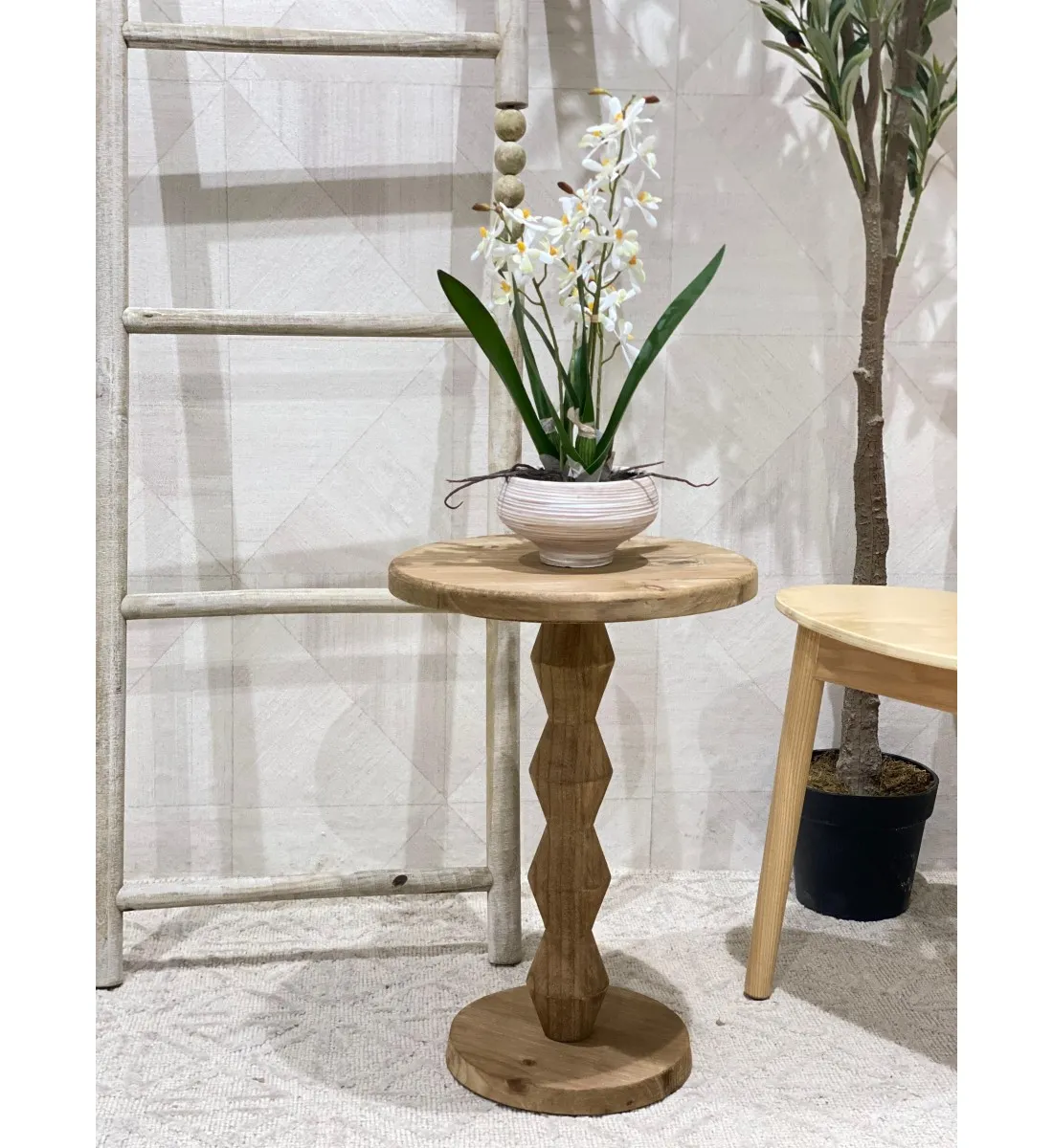 طاولة جانبية من الخشب تصميم هندسي ابداع مقاس51×36×36سم