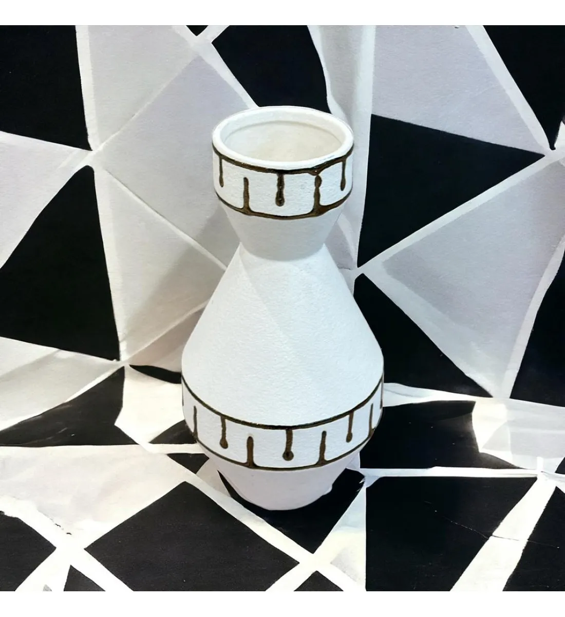 مزهرية سيراميك وسط تصميم شكل هندس مميز  28×8×8سم