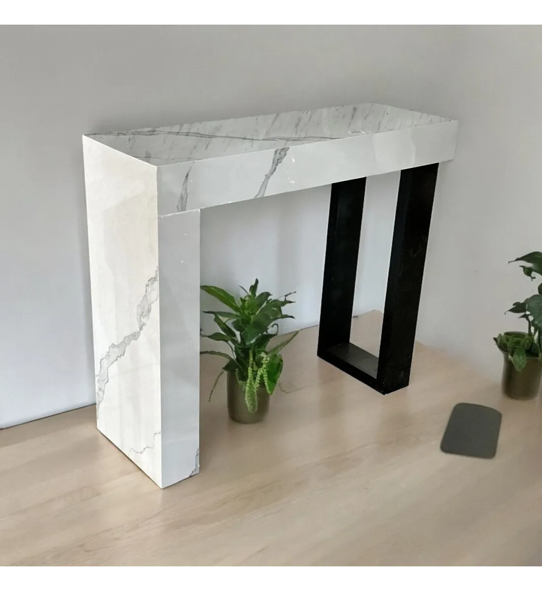 طاولة مدخل كلاسيكي بديل الخشب ابيض جنب اسود 88×30×74سم 