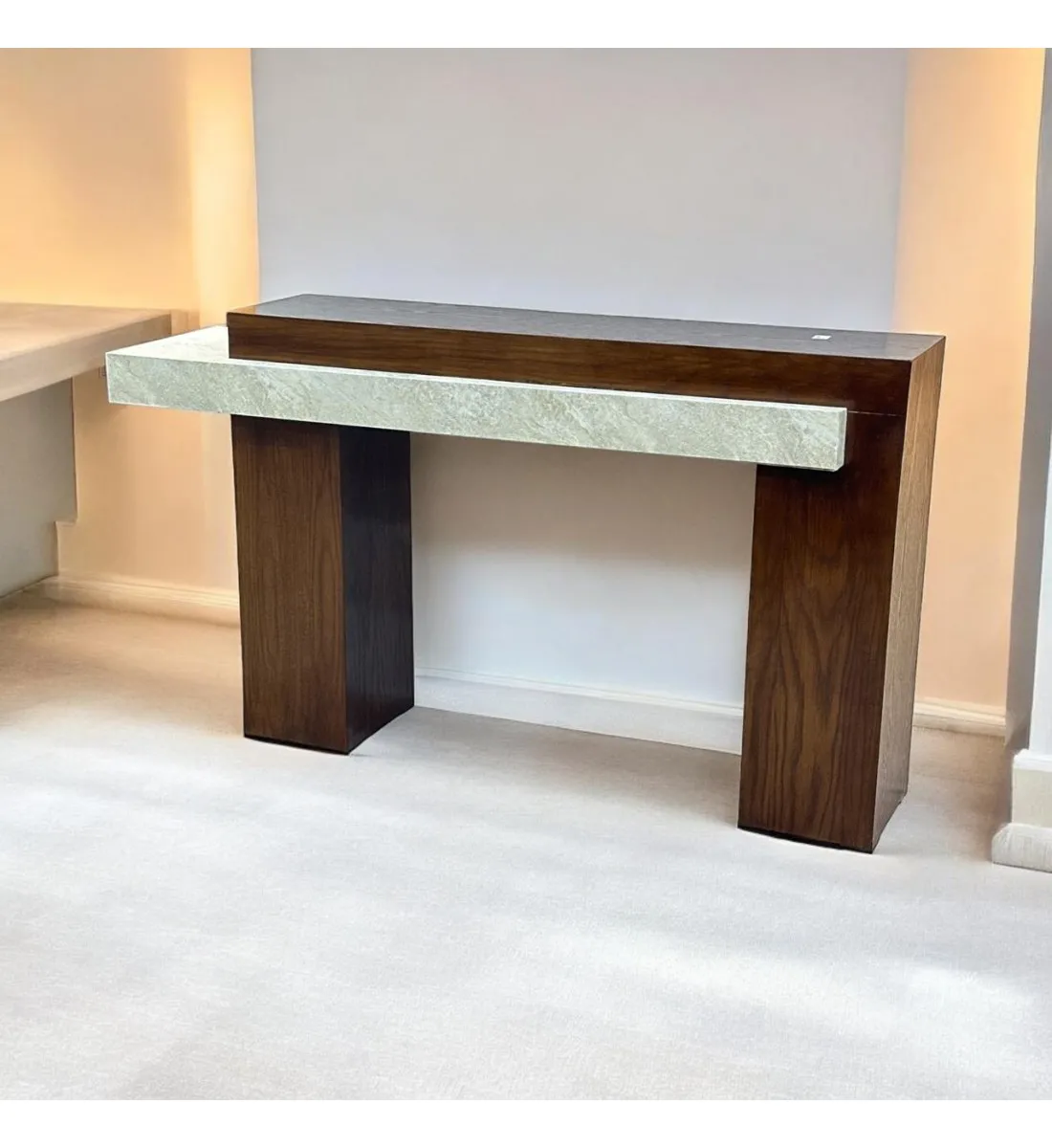 طاولة مدخل ديكور بني علي بيج تصميم هندسي فريد 160×40×90سم 