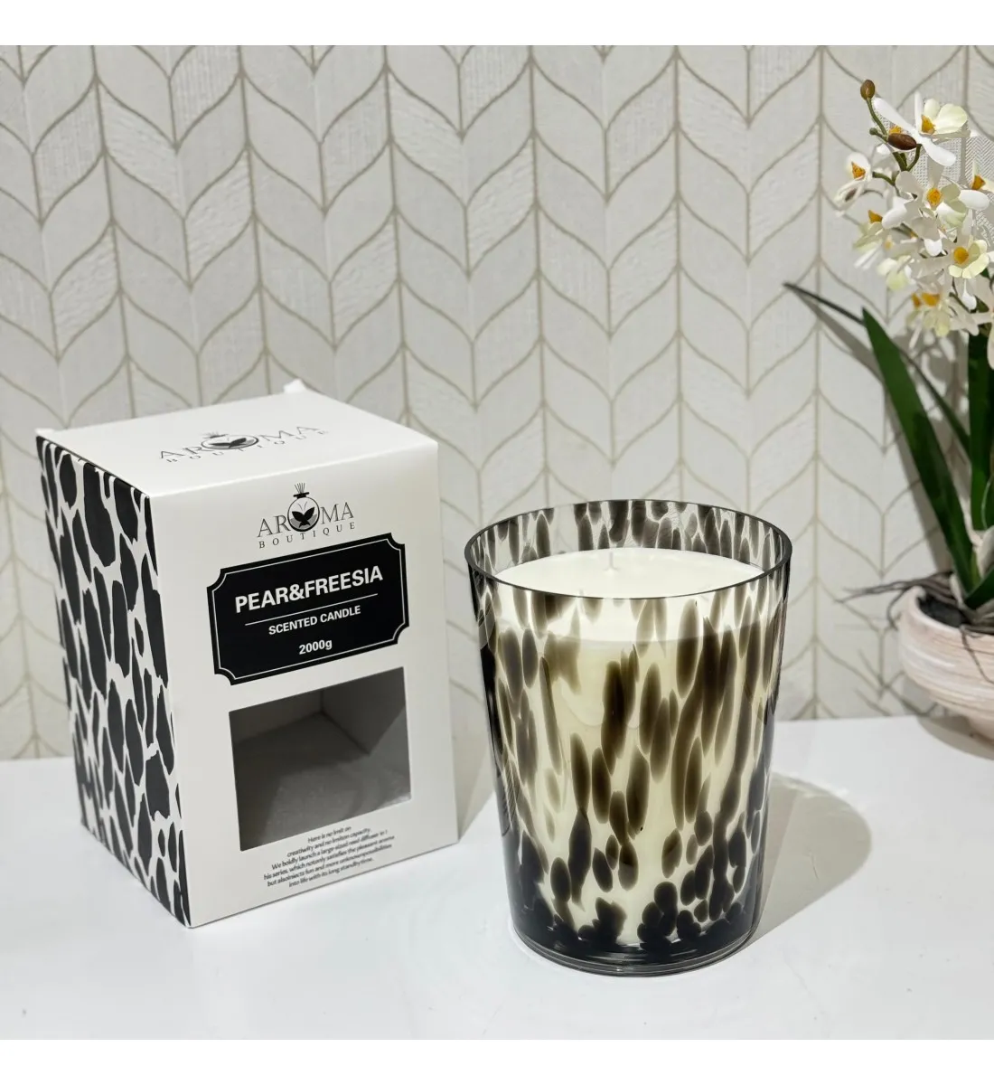 شمعه عطرية زجاج 2000 غرام برائحه (  PEAR&FREESIL) SCENTED CANDLE