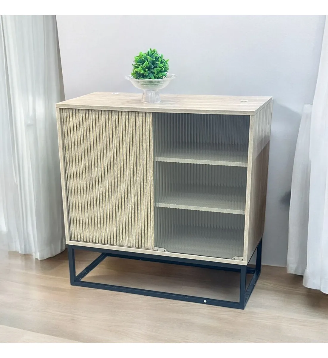 طاولة بوفية بلون  بيج علي اسود 80×80×40سم 