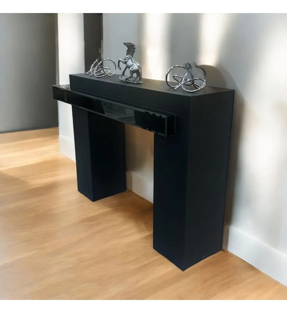 طاولة مدخل مزخرفة باللونين الأسود مرايا ، تصميم هندسي فريد، مقاس140 × 40 × 92 سم(منتج تفصيل )