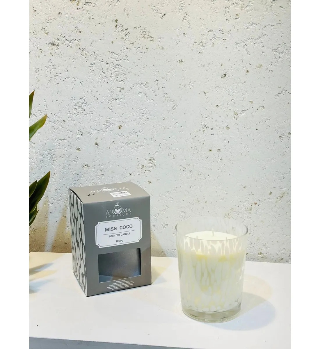 شمعه عطرية زجاج 1000 غرام برائحه ( MISS COCO)  SCENTED CANDLE