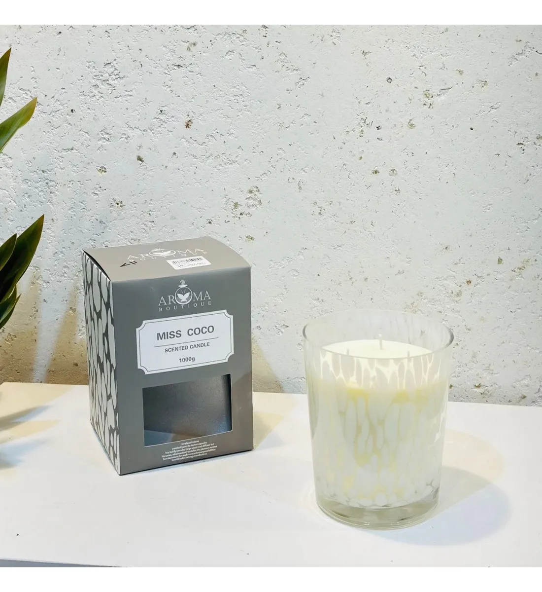 شمعه عطرية زجاج 1000 غرام برائحه ( MISS COCO)  SCENTED CANDLE