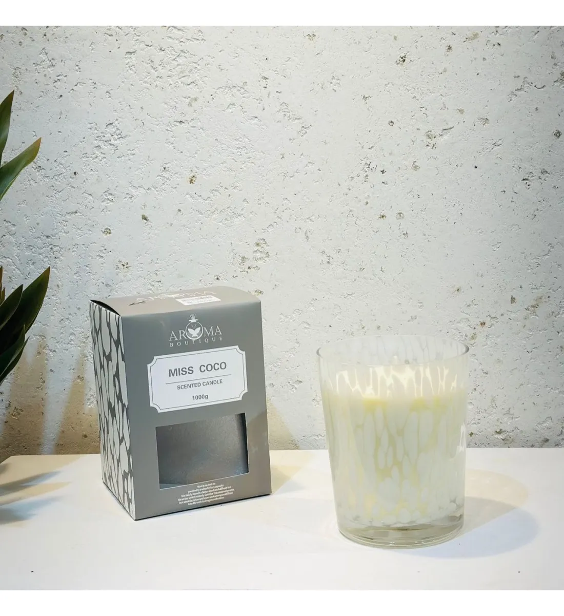 شمعه عطرية زجاج 1000 غرام برائحه ( MISS COCO)  SCENTED CANDLE