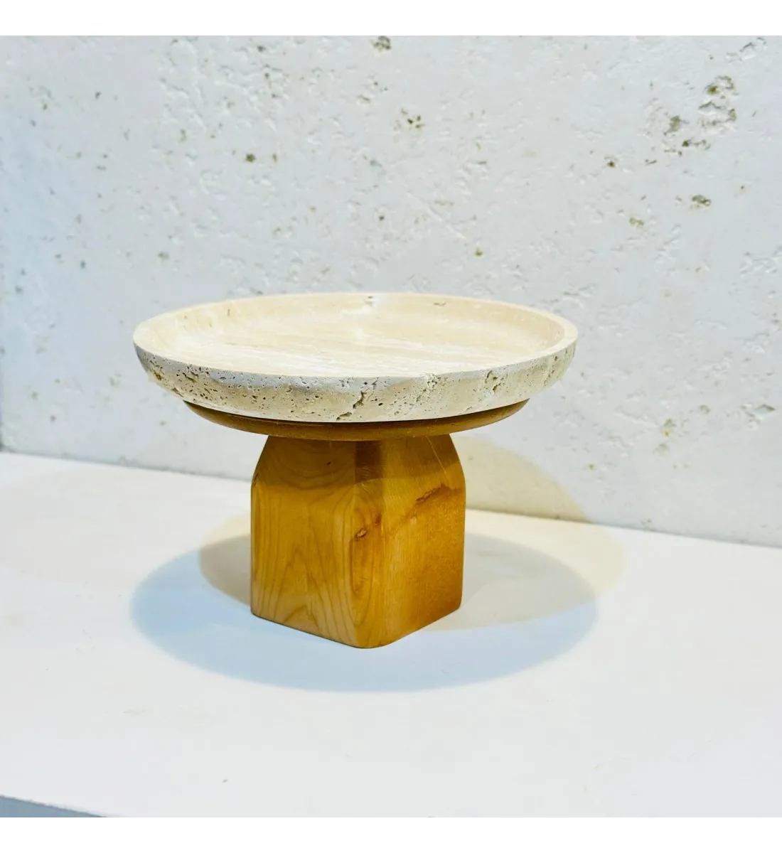 صينية تقديم  من الحجر الجيري بقاعده خشب  مقاس20×20×13سم 
