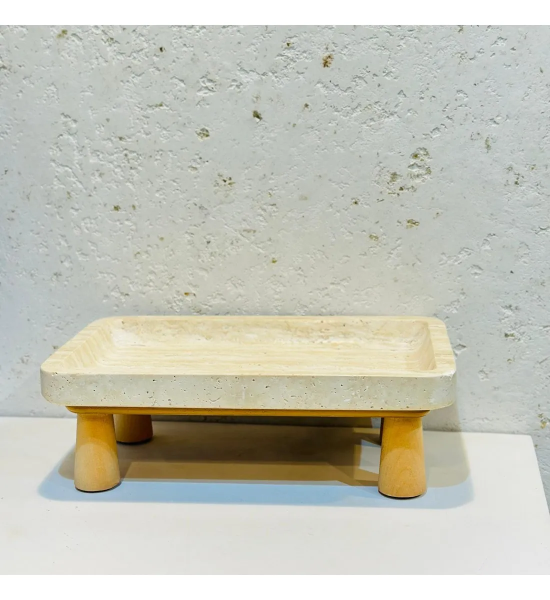 صينية تقديم  من الحجر الجيري بقاعده خشب  مقاس30×18.50×10سم 