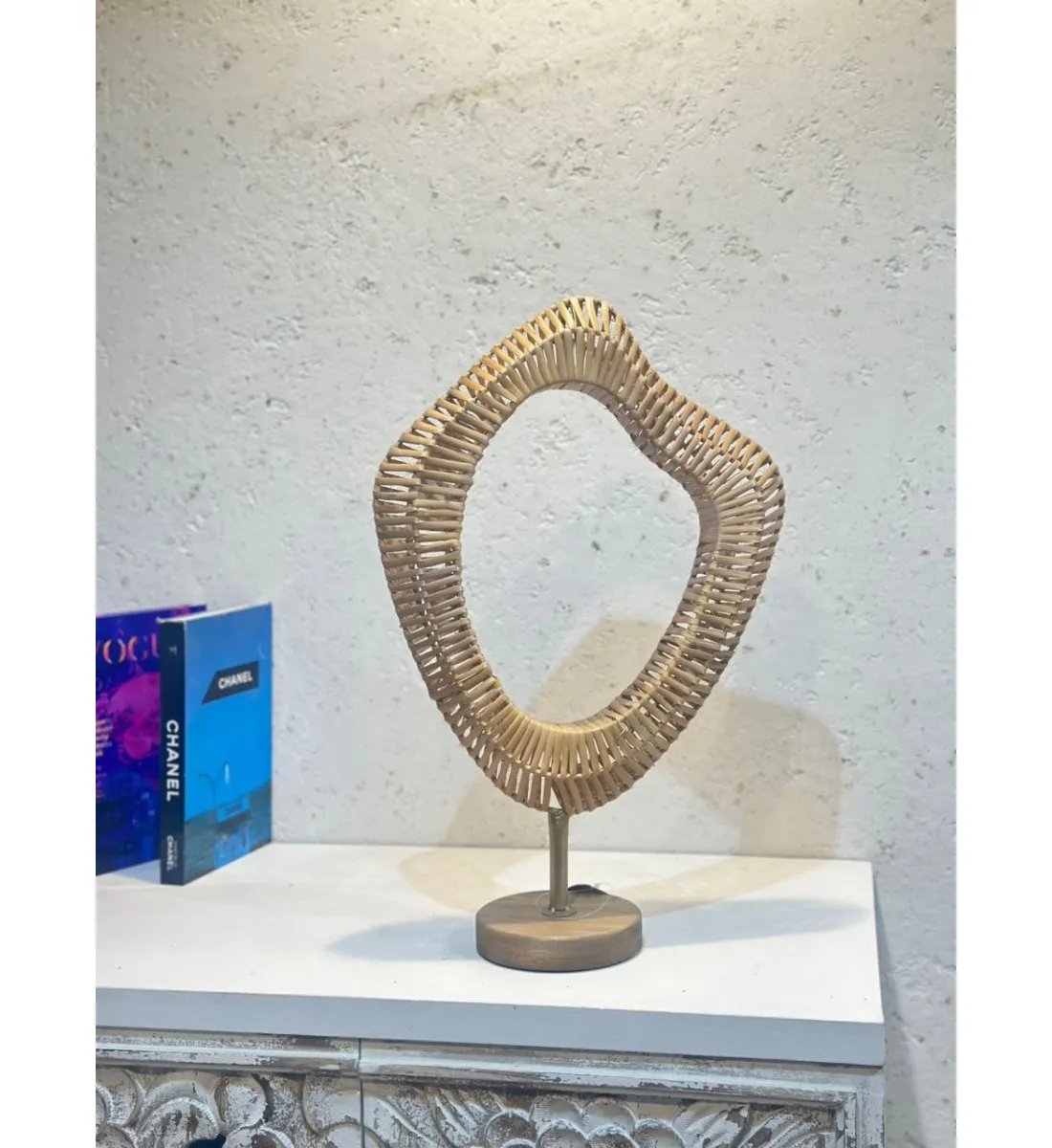 قطعة ديكور قش بقاعدة خشب وعمود حديد46×32×11سم 