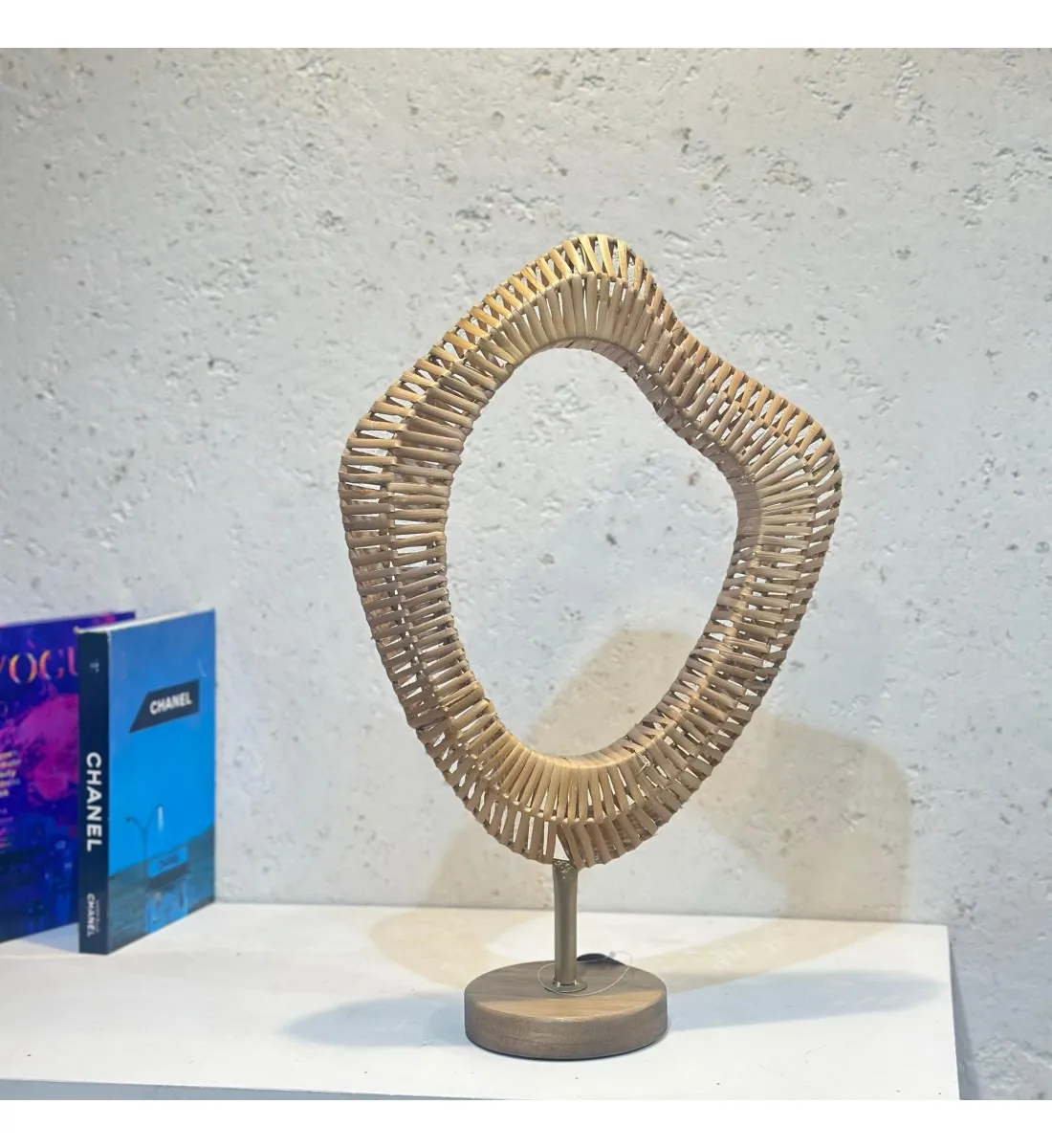 قطعة ديكور قش بقاعدة خشب وعمود حديد46×32×11سم 