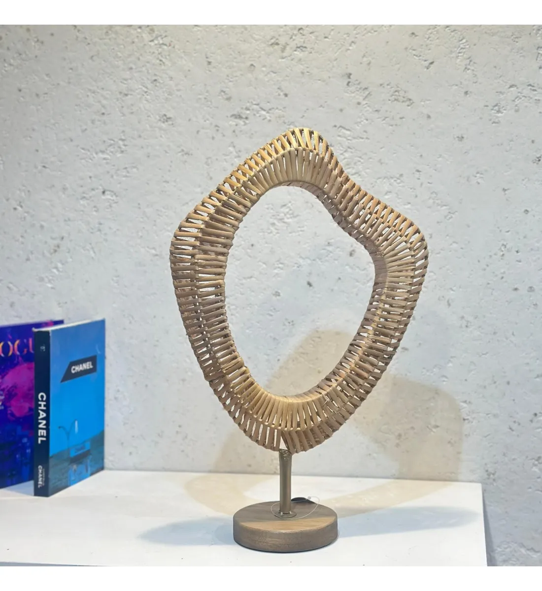 قطعة ديكور قش بقاعدة خشب وعمود حديد46×32×11سم 