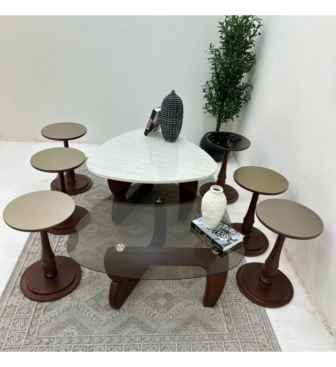 طقم طاولات 8قطع سطح الطاولة الاولى: بديل الرخام ترافنتينو ملمس ناعم ،والثانيه سطح زجاج قاعداتهما خشب لون بني