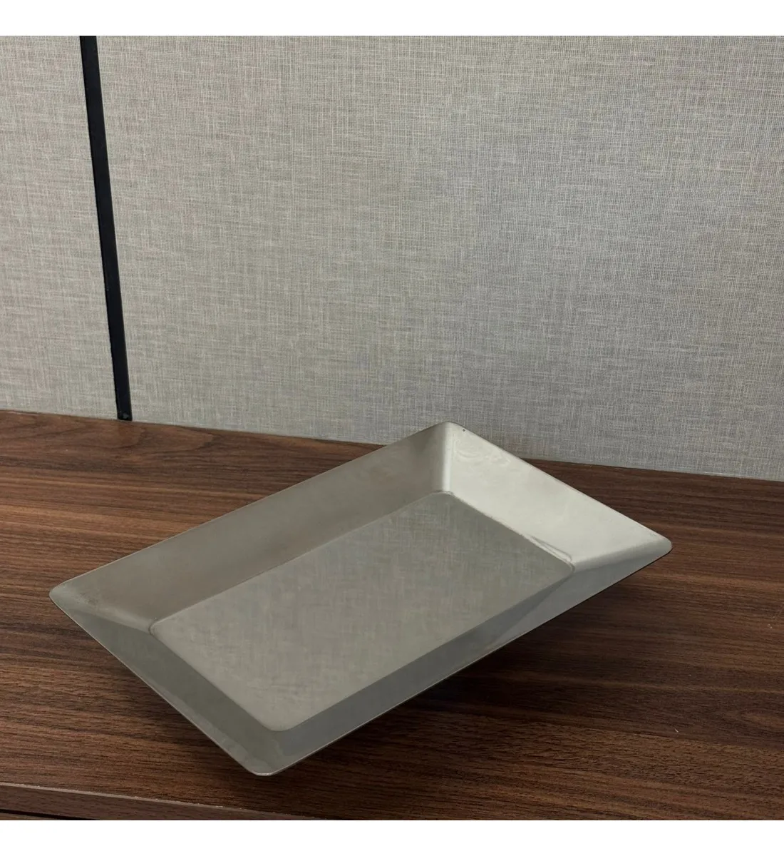 صحن تقديم من الاستانلس استيل  وقاعده اكرليك مقاس 18×28×6سم 