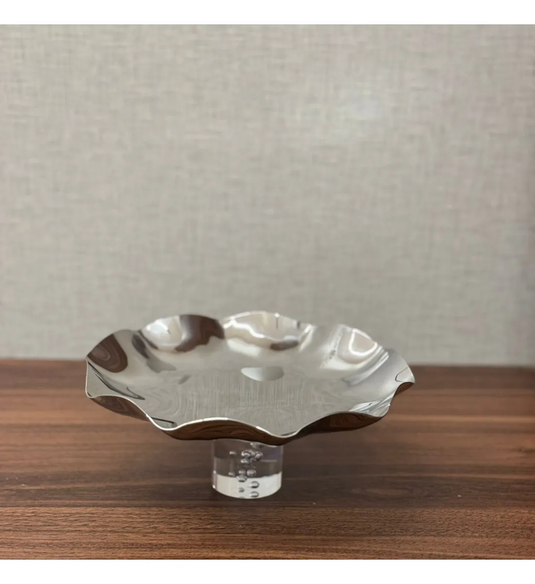 صحن تقديم من الاستانلس استيل  وقاعده اكرليك مقاس 20×20×8سم 