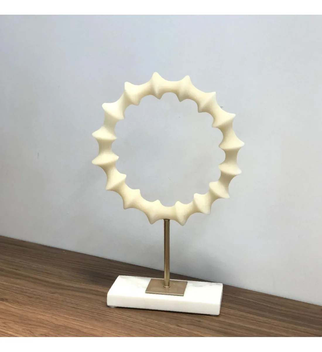 تحفة ديكورية بتصميم مودرن لون بيج وذهبي مقاس 16x33×8 سم