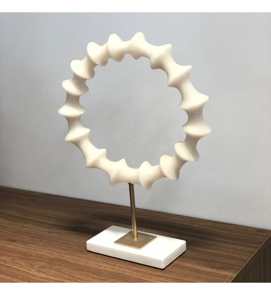 تحفة ديكورية بتصميم مودرن لون بيج وذهبي مقاس 37×24×8سم 